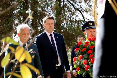 Ob 1. novembru smo se s polaganjem cvetja k osrednjim kamniškim spomenikom poklonili žrtvam vojn (34)